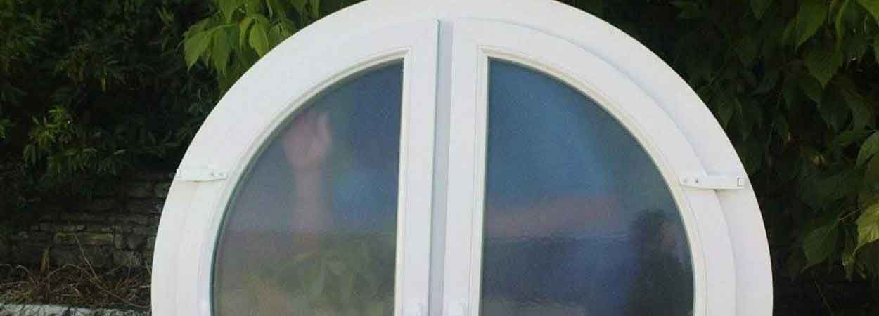 fenêtre ronde en pvc avec 2 vantaux occilo-battant