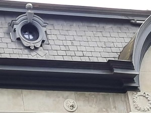 oeil de boeuf sur toiture de maison art déco à bordeaux