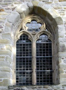 oeil de boeuf avec vitraux rosace sur église romane